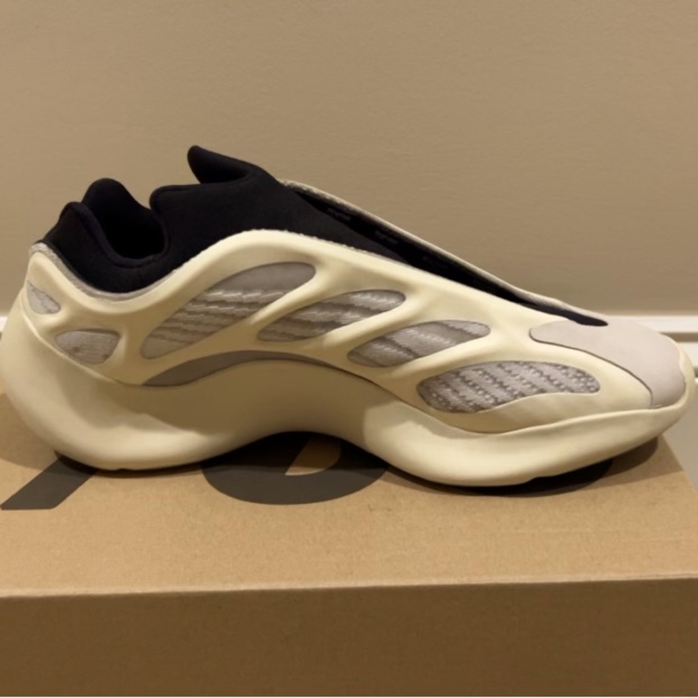 YEEZY AZAEL 700 - Picture 1 of 8
